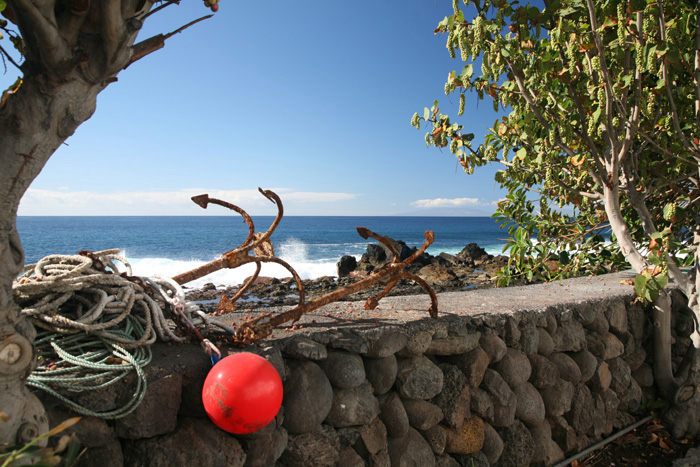 La Gomera, La Playa, Blick auf den Atlantik, Kunstwerk mit Anker - mittelmeer-reise-und-meer.de