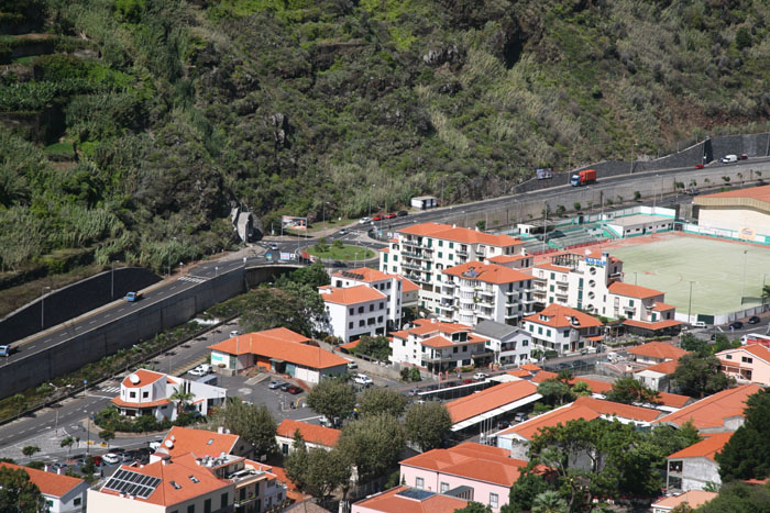 Madeira, Ribeira Brava, Blick vom Miradouro, Schnellstraße ER 101 - mittelmeer-reise-und-meer.de