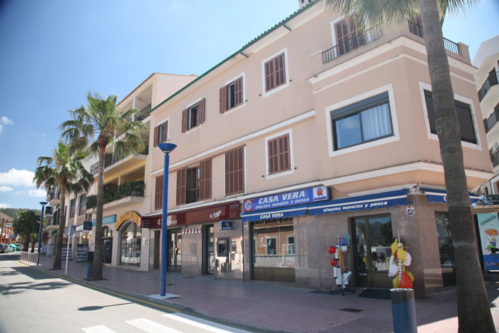 Mallorca, Port d´Andratx, Ladenzeile Avinguda de Mateo Bosch - mittelmeer-reise-und-meer.de
