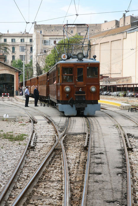 Mallorca, Palma de Mallorca, Roter Blitz im Bahnhof von Palma - mittelmeer-reise-und-meer.de