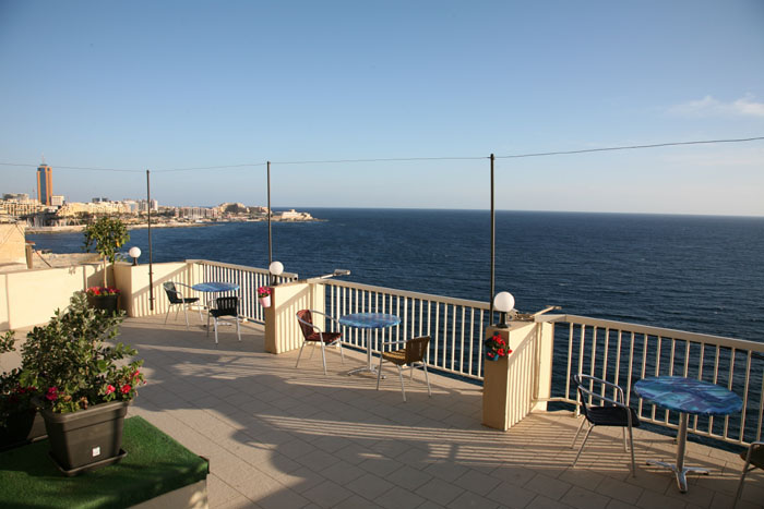 Malta, Sliema, Dachterrasse mit Meerblick - mittelmeer-reise-und-meer.de