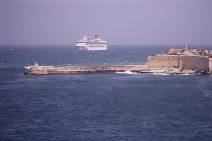 Malta, Valletta, Hafeneinfahrt, Kreuzfahrtschiff Costa Concordia - mittelmeer-reise-und-meer.de