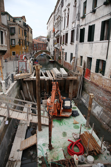 Venedig, Rundgang durch die Altstadt von Venedig, (14) Baustelle auf venezianisch - mittelmeer-reise-und-meer.de