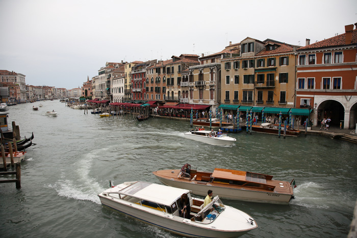 Venedig, Canal Grande, Taxi-Verkehr vor der Riva del Vin - mittelmeer-reise-und-meer.de