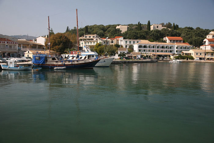 Korfu, Nordteil, Ostküste, Kassiopi, Hafenviertel von Kassiopi - mittelmeer-reise-und-meer.de