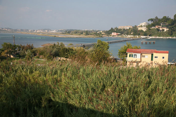 Korfu, Lefkimmi, Molos, Perama, Blick von Perama auf den Flughafen Korfu - mittelmeer-reise-und-meer.de