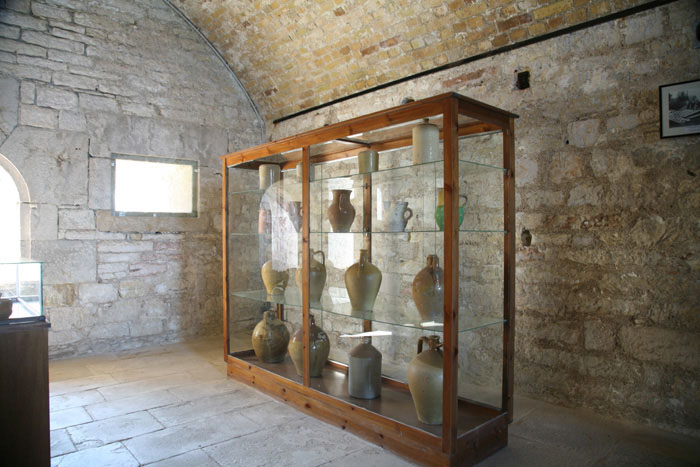 Korfu, Korfu-Stadt (Kerkyra), Neue Festung, Museum, Vitrine mit Krügen - mittelmeer-reise-und-meer.de