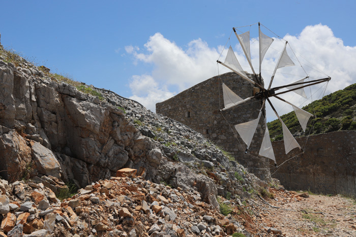 Kreta, Lassithi-Hochebene, Windmühlen am Seli Ambelou Pass (1) - mittelmeer-reise-und-meer.de