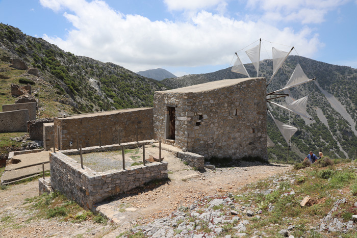 Kreta, Lassithi-Hochebene, Windmühlen am Seli Ambelou Pass (2) - mittelmeer-reise-und-meer.de