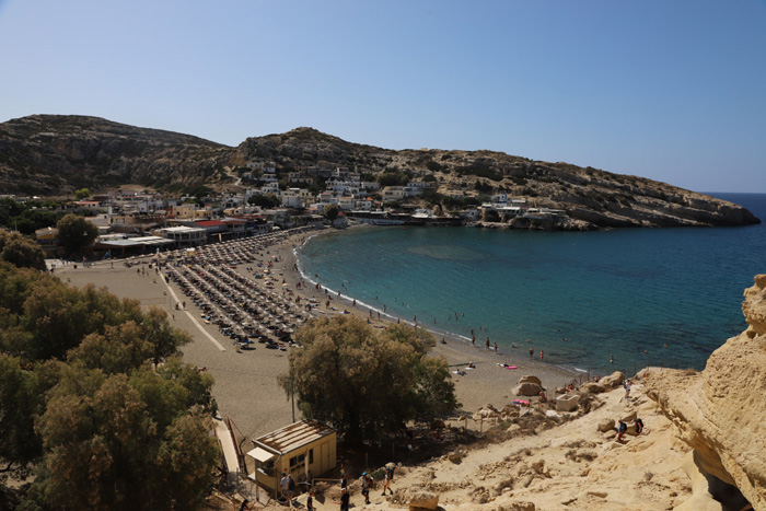 Kreta, Matala, Blick von den Felsenhöhlen auf die Bucht (1) - mittelmeer-reise-und-meer.de