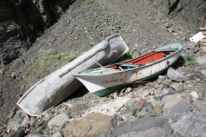 La Gomera, Playa de Vallehermoso, Einsame Boote - mittelmeer-reise-und-meer.de