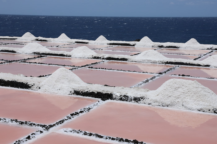 La Palma, Salinas de Fuencaliente, Salzbecken, Salzhäufchen zur Trocknung - mittelmeer-reise-und-meer.de
