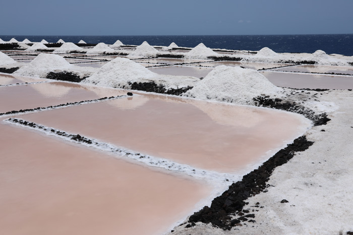 La Palma, Salinas de Fuencaliente, Salzbecken, Salzhäufchen zur Trocknung - mittelmeer-reise-und-meer.de