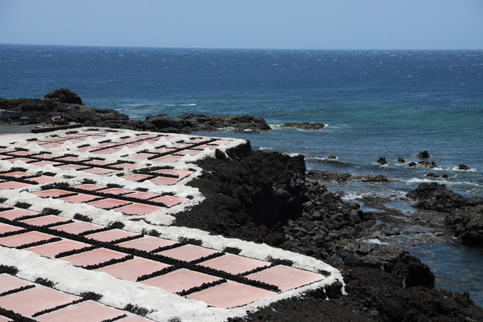 La Palma, Salinas de Fuencaliente, Salzbecken, Salzhäufchen zur Trocknung - mittelmeer-reise-und-meer.de