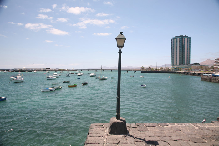 Lanzarote, Arrecife, Promenade Avendia la Marina, Blick Grand Hotel - mittelmeer-reise-und-meer.de