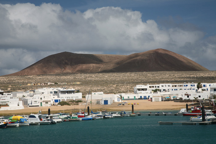 Lanzarote, Isla Graciosa, Einfahrt in den Hafen - mittelmeer-reise-und-meer.de