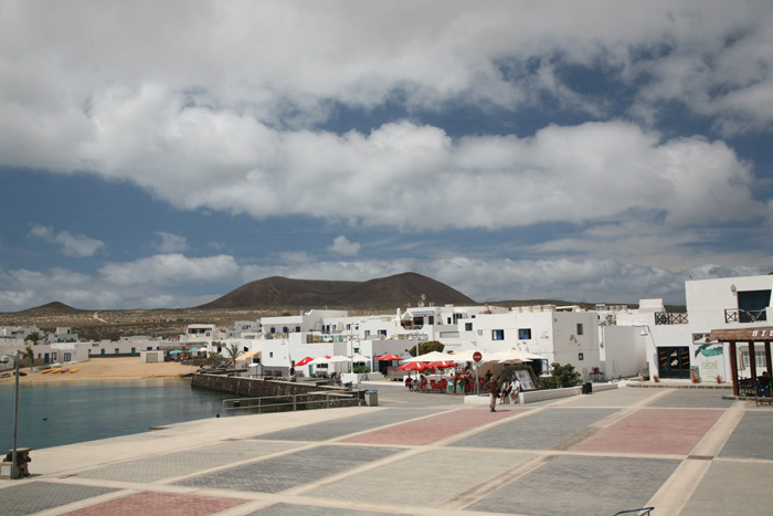 Lanzarote, La Graciosa, Hafen an der Avendia Virgen del Mar - mittelmeer-reise-und-meer.de