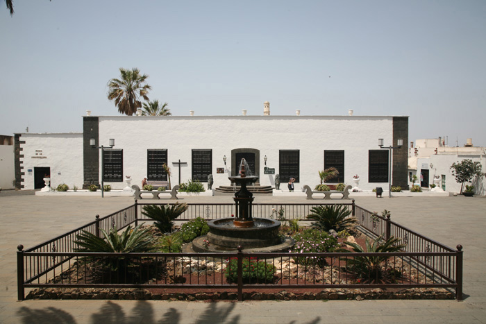 Lanzarote, Teguise, Brunnen auf der Plaza de la Constitucion - mittelmeer-reise-und-meer.de