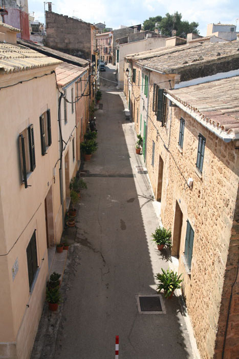 Mallorca, Alcudia, Carrer del Quarter de la Cavalleria - mittelmeer-reise-und-meer.de