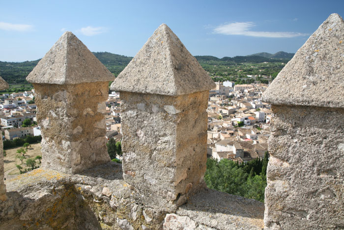 Mallorca, Arta, Blick von Festung auf Arta durch die Zinnen - mittelmeer-reise-und-meer.de