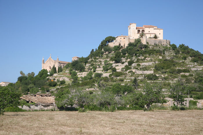 Mallorca, Arta, Blick auf Festung und Wallfahrtskirche - mittelmeer-reise-und-meer.de