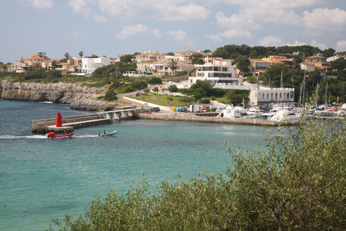 Mallorca, Porto Cristo, Hafeneinfahrt und Zentrum - mittelmeer-reise-und-meer.de