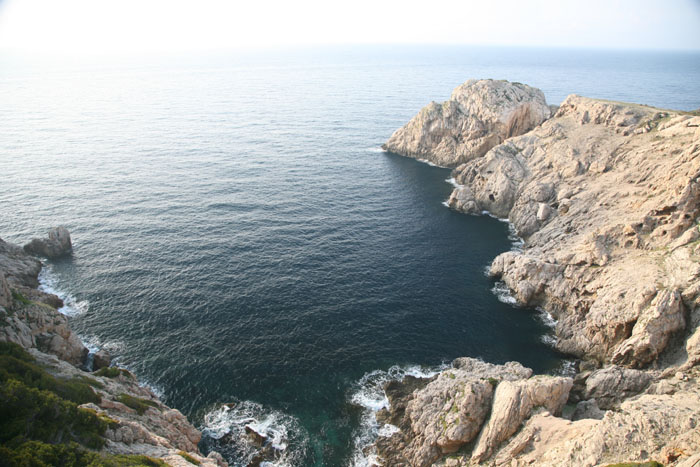 Mallorca, Leuchtturm Punta de Capdepera, Bucht kurz nach Sonnenaufgang - mittelmeer-reise-und-meer.de