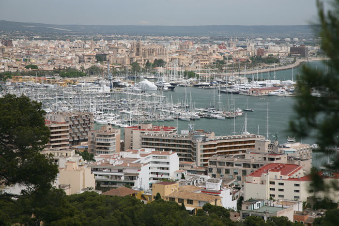 Mallorca, Castell de Bellver, Palma de Mallorca, Blick von der Straße auf Palma - mittelmeer-reise-und-meer.de