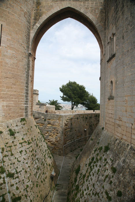 Mallorca, Castell de Bellver, Palma de Mallorca, Turm, Verteidigungsbraben - mittelmeer-reise-und-meer.de