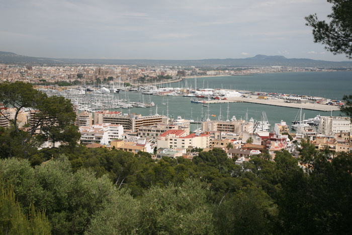 Mallorca, Castell de Bellver, Palma de Mallorca, Panorama von der Straße auf Palma - mittelmeer-reise-und-meer.de