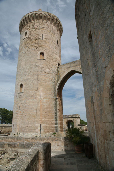 Mallorca, Castell de Bellver, Palma de Mallorca, Turm, Verteidigungsbraben - mittelmeer-reise-und-meer.de
