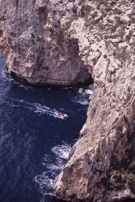 Malta, Blaue Grotte, Blick von oben in eine Höhle - mittelmeer-reise-und-meer.de