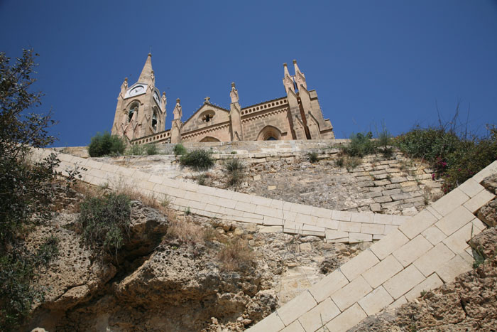 Malta, Ghajnsielem, Gozo, Statue am Fuß der Kirche Our Lady of Lourdes - mittelmeer-reise-und-meer.de