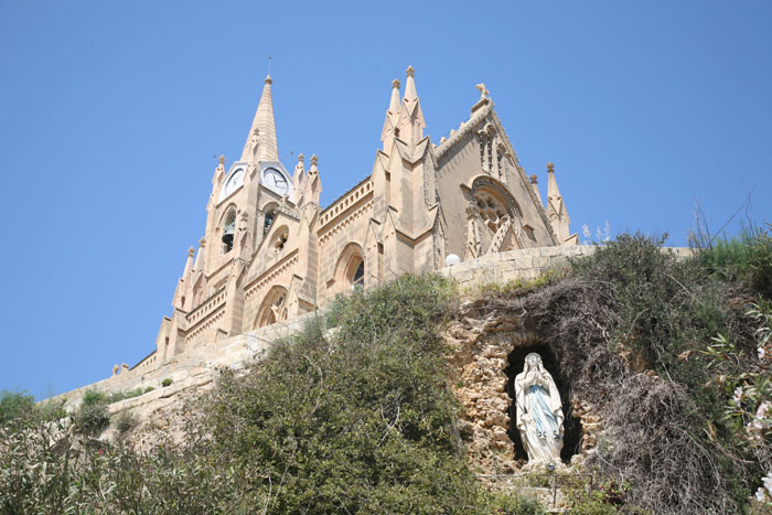 Malta, Ghajnsielem, Gozo, Statue am Fuß der Kirche Our Lady of Lourdes - mittelmeer-reise-und-meer.de