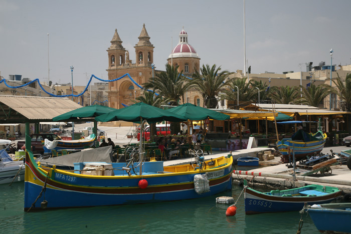 Malta, Marsaxlokk, Fischereihafen, Kirche - mittelmeer-reise-und-meer.de