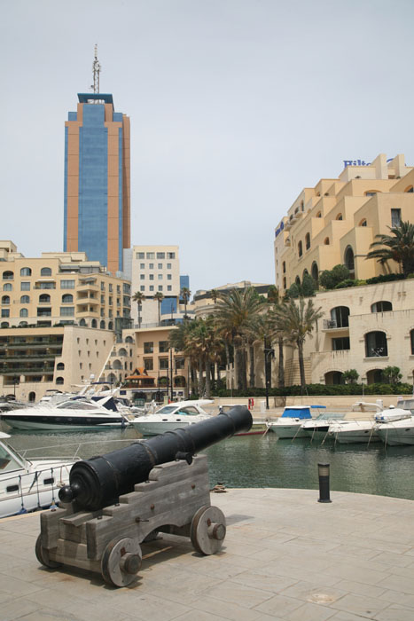 Malta, Paceville, Einfahrt in den Yachthafen, Portomaso-Tower - mittelmeer-reise-und-meer.de