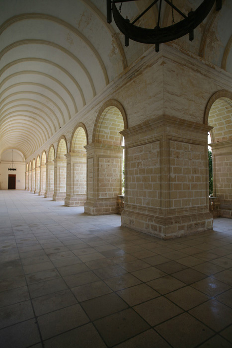 Malta, Rabat, St. Magdalenen, Arkaden, Kronleuchter - mittelmeer-reise-und-meer.de