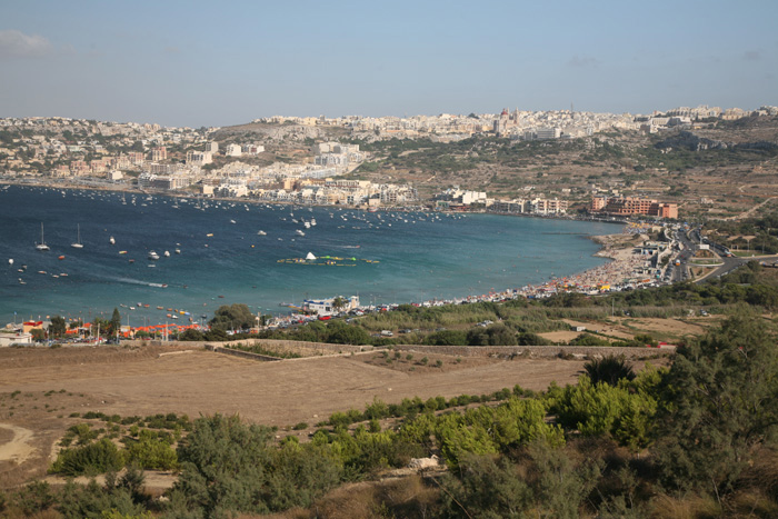 Malta, St. Agatha´s Tower, The Red Tower, Blick Mellieha Bay - mittelmeer-reise-und-meer.de