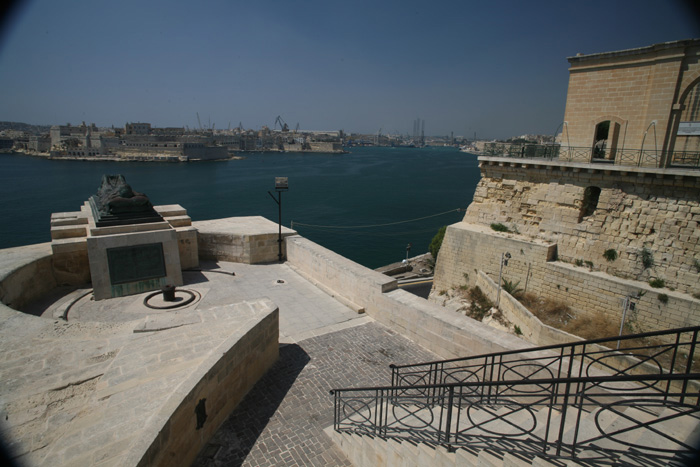 Malta, Valletta, Siege Bell, Blick von den Lower Barrakka Gardens - mittelmeer-reise-und-meer.de