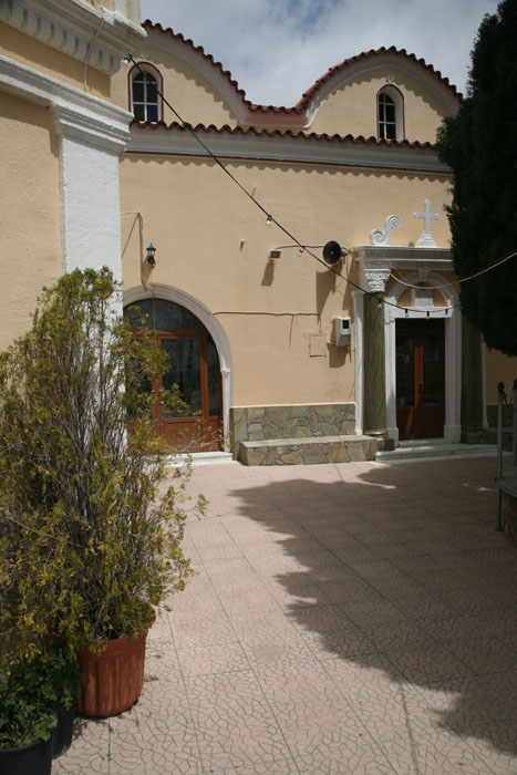 Rhodos, Agios Isidoros, Kirche, Eingang unterm Glockenturm - mittelmeer-reise-und-meer.de