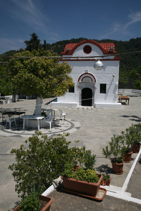 Rhodos, Kloster Moni Kalopetra, Kirche mit Innenhof - mittelmeer-reise-und-meer.de