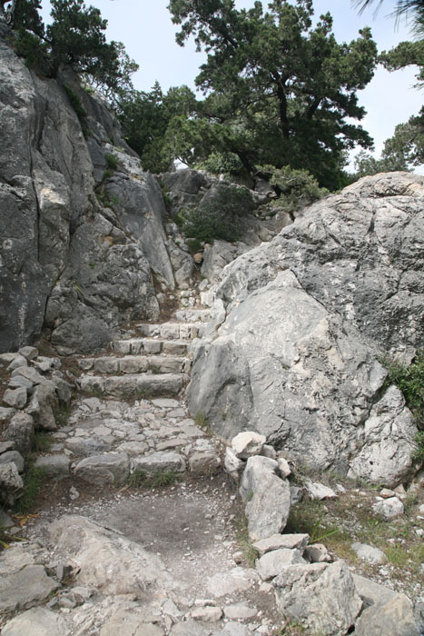 Rhodos, Monolithos, Aufstieg zwischen Felsen - mittelmeer-reise-und-meer.de