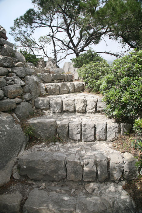 Rhodos, Monolithos, Aufstieg zwischen Felsen - mittelmeer-reise-und-meer.de