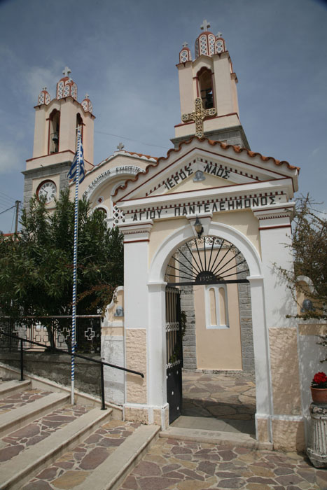 Rhodos, Siana, Kirche Agios Panteleimon, Zugang Hauptstraße - mittelmeer-reise-und-meer.de