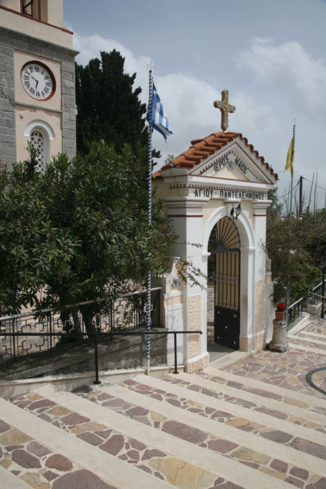 Rhodos, Siana, Kirche Agios Panteleimon, Zugang Hauptstraße - mittelmeer-reise-und-meer.de