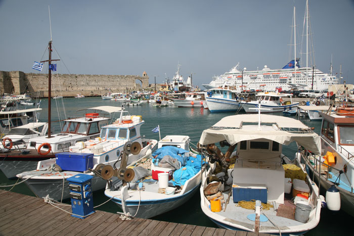 Rhodos, Rhodos-Stadt, Emborikos-Hafen, Blick Altstadt - mittelmeer-reise-und-meer.de