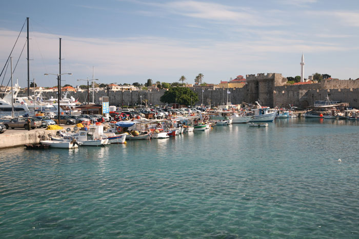 Rhodos, Rhodos-Stadt, Emborikos-Hafen, Blick Altstadt - mittelmeer-reise-und-meer.de