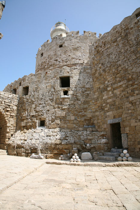 Rhodos, Rhodos-Stadt, Kastell Ágios Nikólaos, Innenhof - mittelmeer-reise-und-meer.de