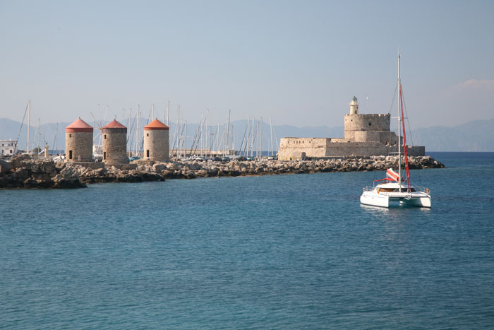 Rhodos, Rhodos-Stadt, Mole, Windmühlen, Kastell Ágios Nikólaos - mittelmeer-reise-und-meer.de