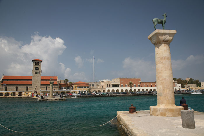 Rhodos, Rhodos-Stadt, Hafeneinfahrt Mandrakihafen, Elafos, Elafina - mittelmeer-reise-und-meer.de